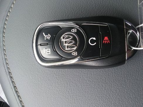 Used 2018 Buick Enclave Essence image 19