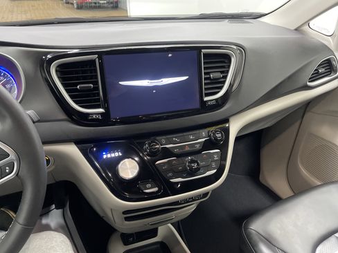 Used 2023 Chrysler Pacifica Touring-L image 27