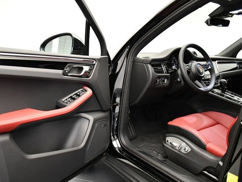 Used 2025 Porsche Macan Turbo image 39