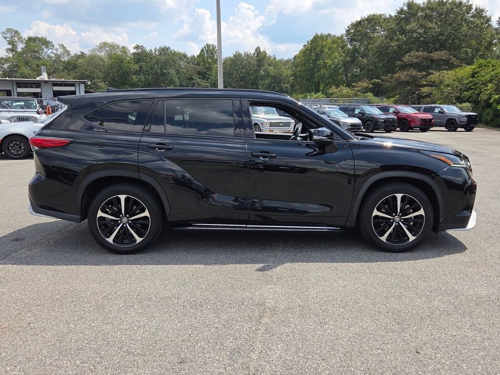Used 2022 Toyota Highlander XSE FWD image 12