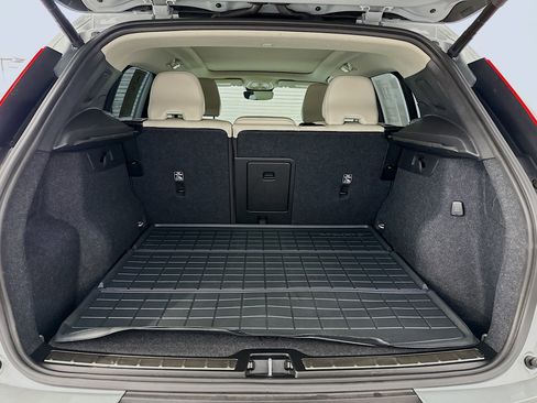 Used 2024 Volvo XC40 B5 Plus image 31