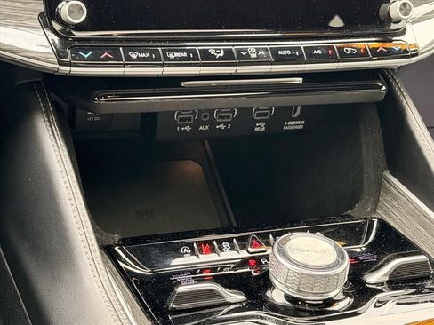 Used 2022 Jeep Wagoneer Series III w/ Premium Group I AWD/4WD image 24