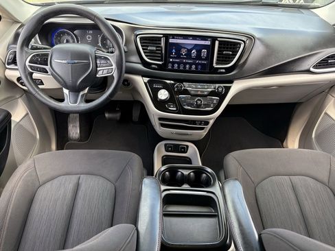 Used 2020 Chrysler Pacifica Touring w/ Advanced Safetytec Group FWD image 12