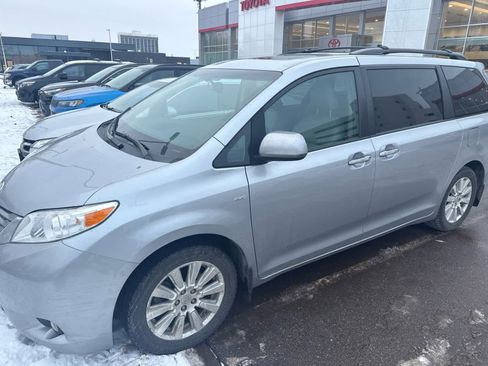 Certified 2017 Toyota Sienna XLE Premium image 5