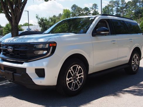 Certified 2025 Ford Expedition Active AWD/4WD image 3