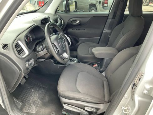Used 2018 Jeep Renegade Latitude FWD image 8
