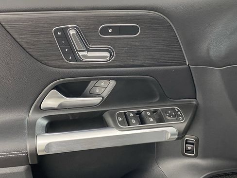 Used 2025 Mercedes-Benz GLB 250 4MATIC image 23