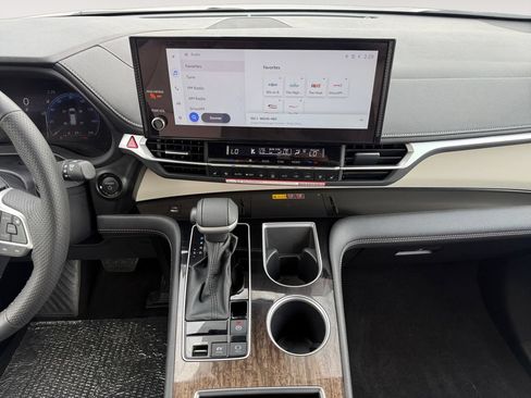 Used 2026 Toyota Sienna Limited AWD/4WD image 11