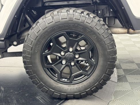 Used 2023 Jeep Gladiator Willys image 15
