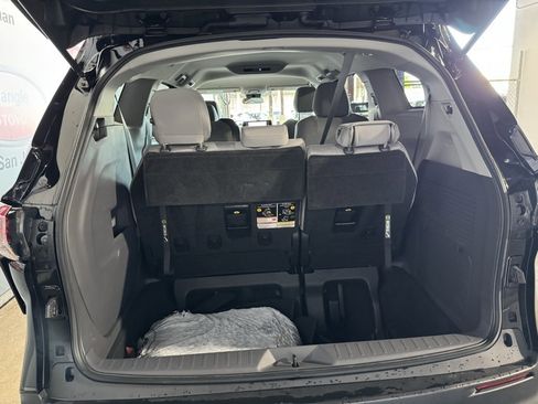 Used 2022 Toyota Sienna LE image 20