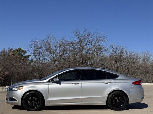 Used 2018 Ford Fusion SE w/ Fusion SE Technology Package image 3