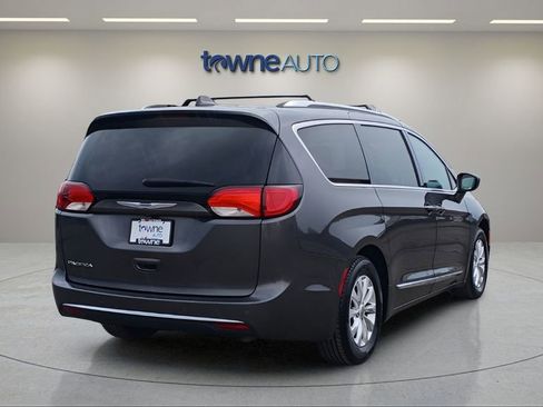 Used 2018 Chrysler Pacifica Touring-L image 5