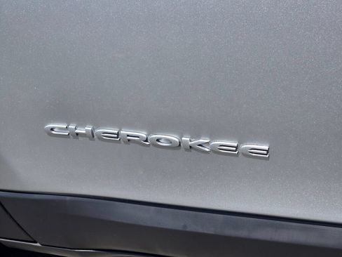 Used 2015 Jeep Cherokee Limited w/ Technology Group AWD/4WD image 13