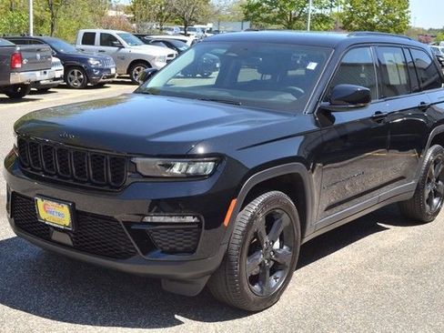 Used 2023 Jeep Grand Cherokee Limited w/ Black Appearance Package AWD/4WD image 4