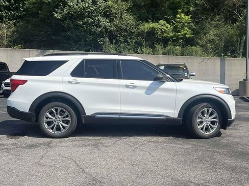 Used 2022 Ford Explorer XLT w/ Equipment Group 202A AWD/4WD image 2