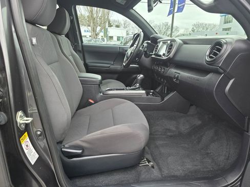 Used 2016 Toyota Tacoma TRD Off-Road w/ Towing Package image 12