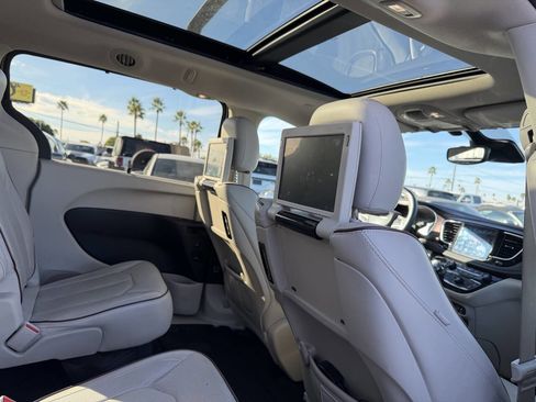Used 2017 Chrysler Pacifica Limited image 22