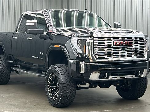 Used 2025 GMC Sierra 3500 Denali image 7