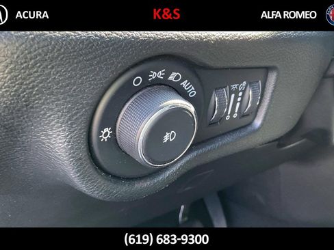 Used 2025 Chrysler Pacifica Select FWD image 6