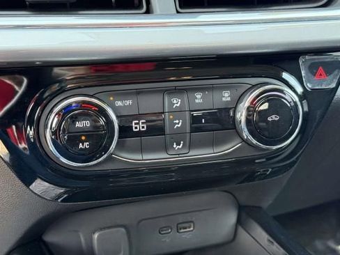 Certified 2025 Chevrolet Trax LT FWD image 24