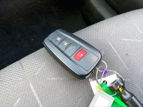 Used 2025 Toyota RAV4 XLE w/ Convenience Package FWD image 15