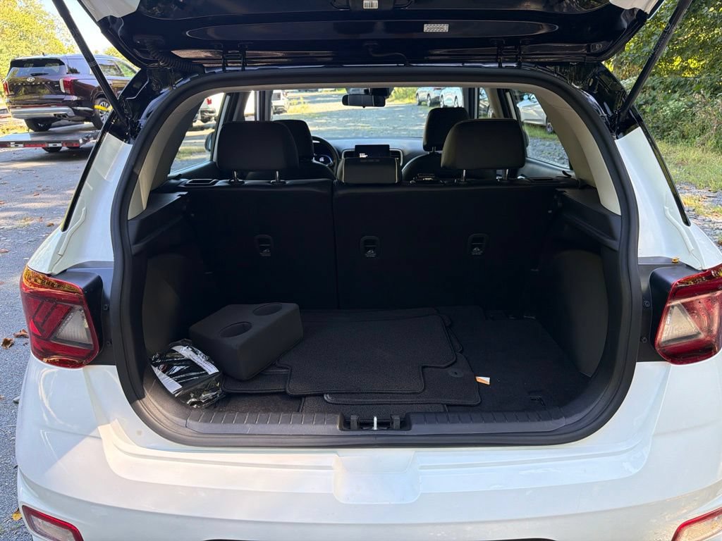 Certified 2023 Hyundai Venue Limited w/ Cargo Package FWD image 13
