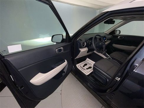 Used 2025 Hyundai Venue Limited image 11