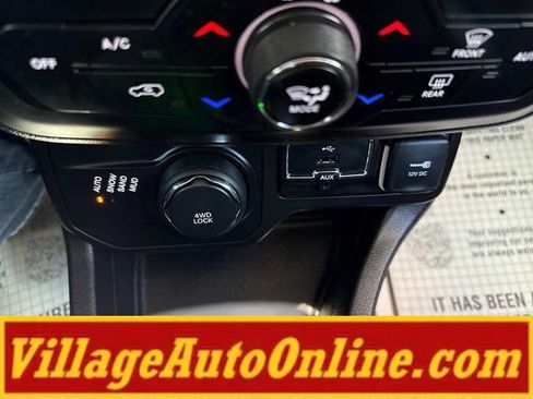Used 2019 Jeep Renegade Latitude w/ Cold Weather Group AWD/4WD image 29