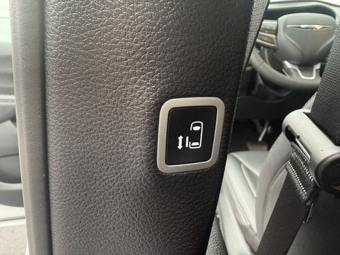 Used 2025 Chrysler Pacifica Select FWD image 20