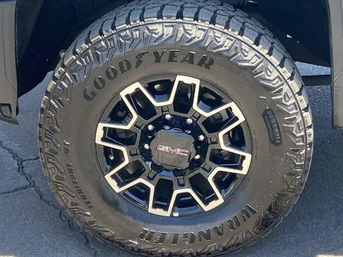Used 2025 GMC Sierra 2500 AT4 w/ Technology Package AWD/4WD image 28