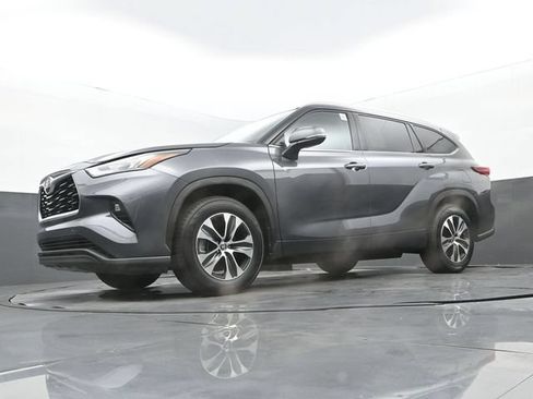 Used 2020 Toyota Highlander XLE FWD image 29