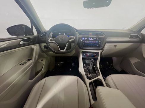 Used 2022 Volkswagen Tiguan SE w/ Panoramic Sunroof Package AWD/4WD image 19