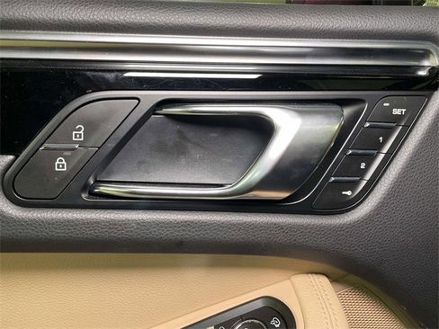 Certified 2025 Porsche Macan image 38
