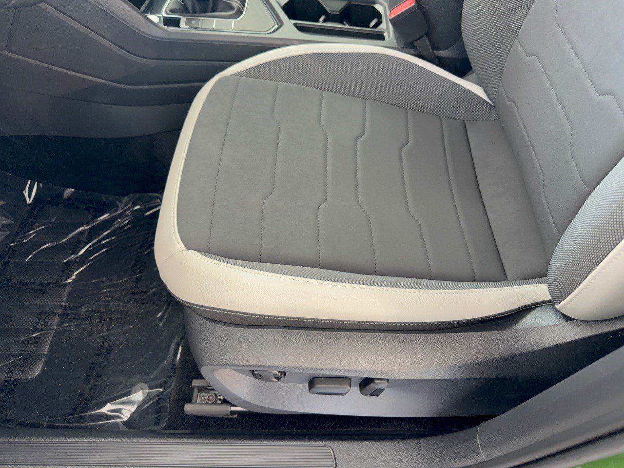 Certified 2026 Volkswagen Taos SE FWD image 16