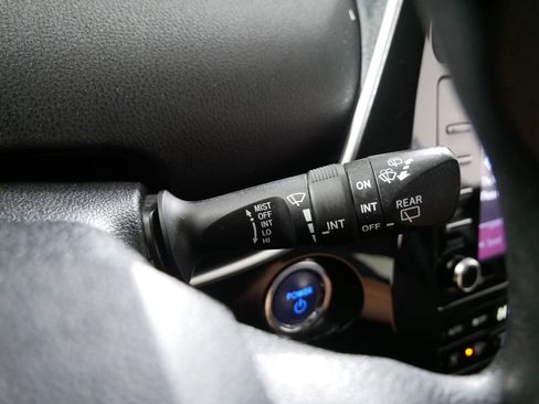 Used 2022 Toyota Prius LE image 32