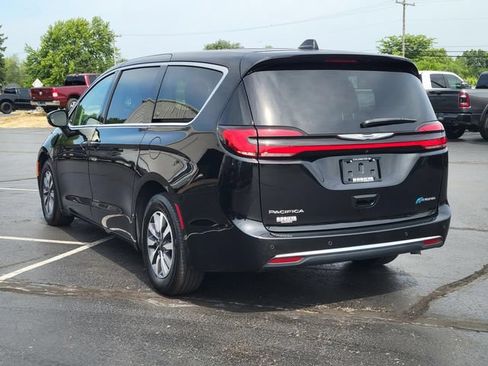 Used 2024 Chrysler Pacifica Limited FWD image 4