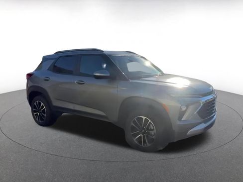 Used 2025 Chevrolet TrailBlazer LT image 2