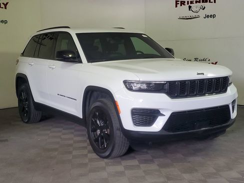 Used 2024 Jeep Grand Cherokee Altitude AWD/4WD image 2