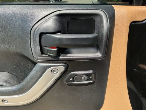 Used 2012 Jeep Wrangler Unlimited Rubicon w/ Dual Top Group AWD/4WD image 15