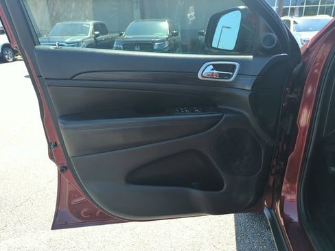 Used 2020 Jeep Grand Cherokee Laredo RWD image 17