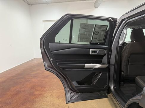 Used 2022 Ford Explorer XLT image 46