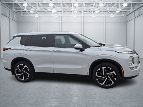 Used 2024 Mitsubishi Outlander SE image 6