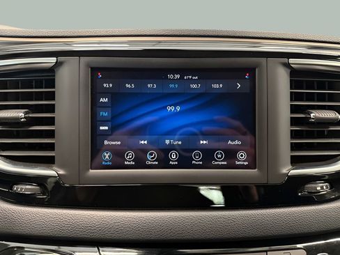 Used 2020 Chrysler Voyager LX FWD image 27