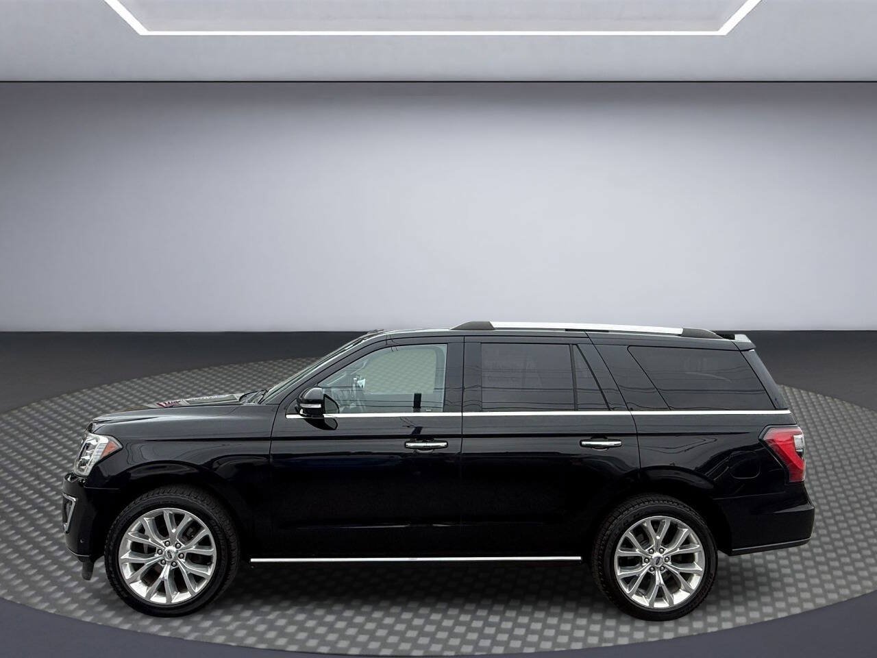 Used 2019 Ford Expedition Limited w/ Equipment Group 302A AWD/4WD image 4