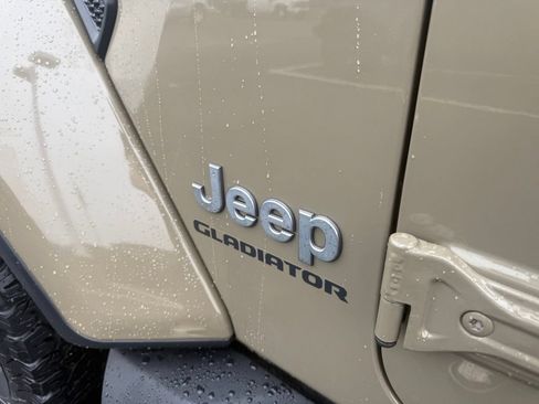 Used 2020 Jeep Gladiator Overland AWD/4WD image 12