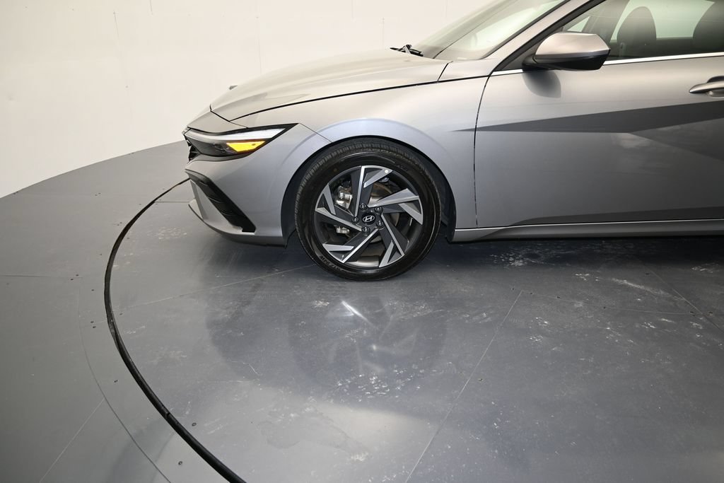 Used 2025 Hyundai Elantra SEL FWD image 9