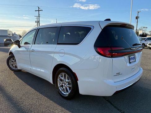 Used 2024 Chrysler Pacifica Touring-L image 6