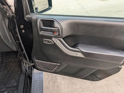 Used 2017 Jeep Wrangler Unlimited Sahara w/ Connectivity Group image 27