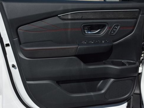 Used 2026 Honda Pilot Black Edition image 9