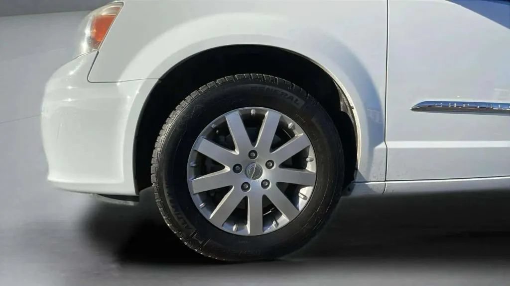 Used 2014 Chrysler Town & Country Touring FWD image 26